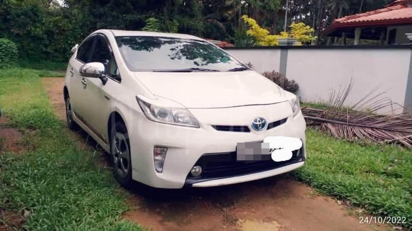 Toyota Prius 2014 - பயன்படுத்தப்பட்டது கார் sale in Sri Lanka - patpat.lk