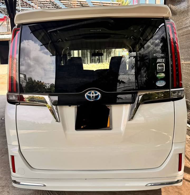 Toyota Noah 2014 - பயன்படுத்தப்பட்டது வேன் sale in Sri Lanka - patpat.lk