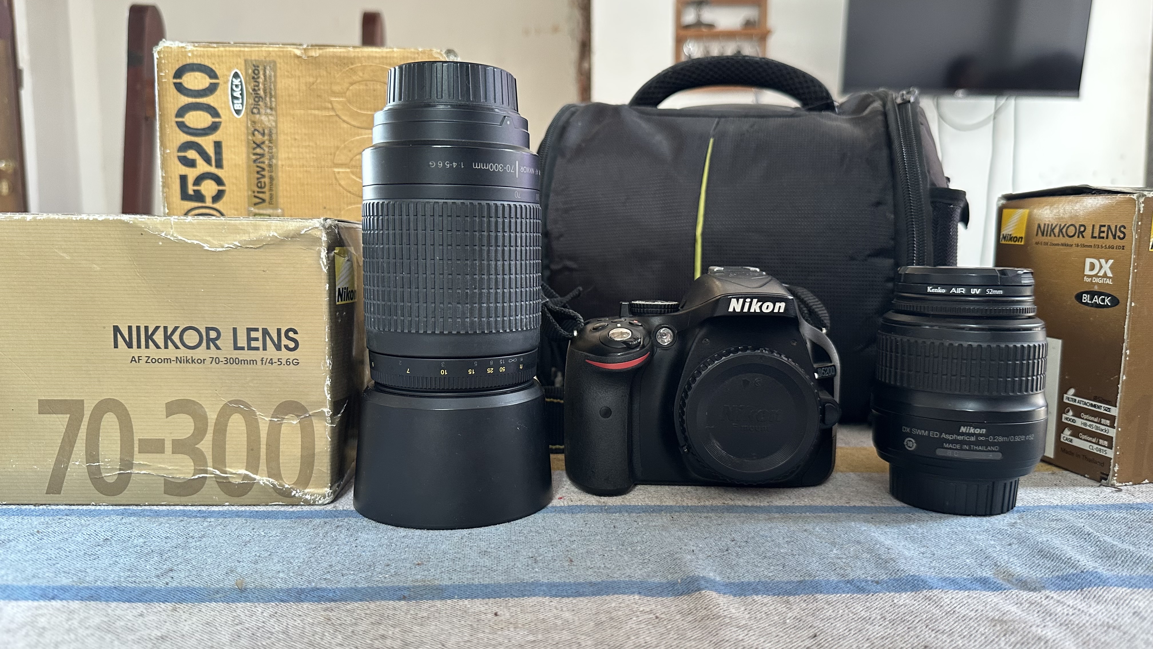 Nikon D5200 Camera එකක් – Kit Lens + Zoom (70-300mm) Box සමඟ