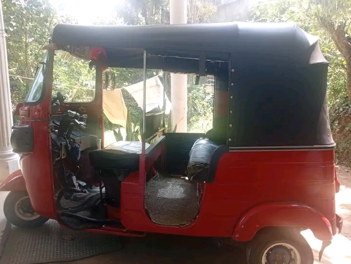 Bajaj Three Wheel 2015 - பயன்படுத்தப்பட்டது முச்சக்கர வண்டி sale in Sri Lanka - patpat.lk