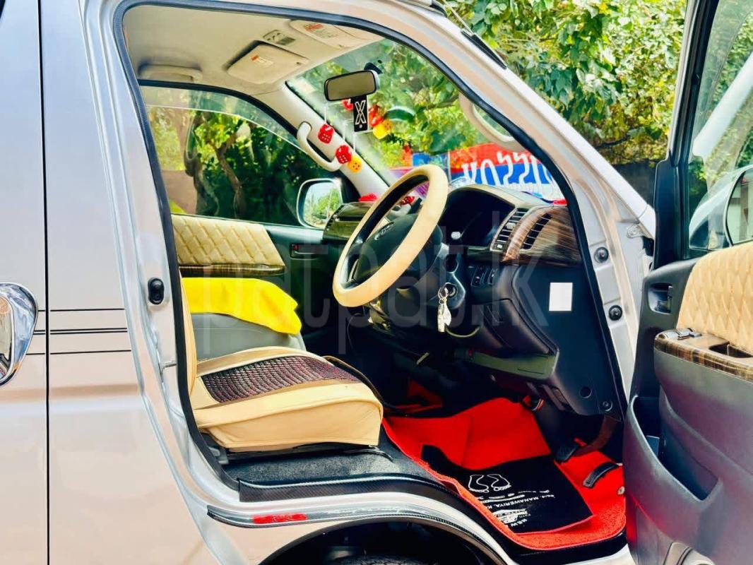 Toyota Hiace 2011 - பயன்படுத்தப்பட்டது வேன் sale in Sri Lanka - patpat.lk