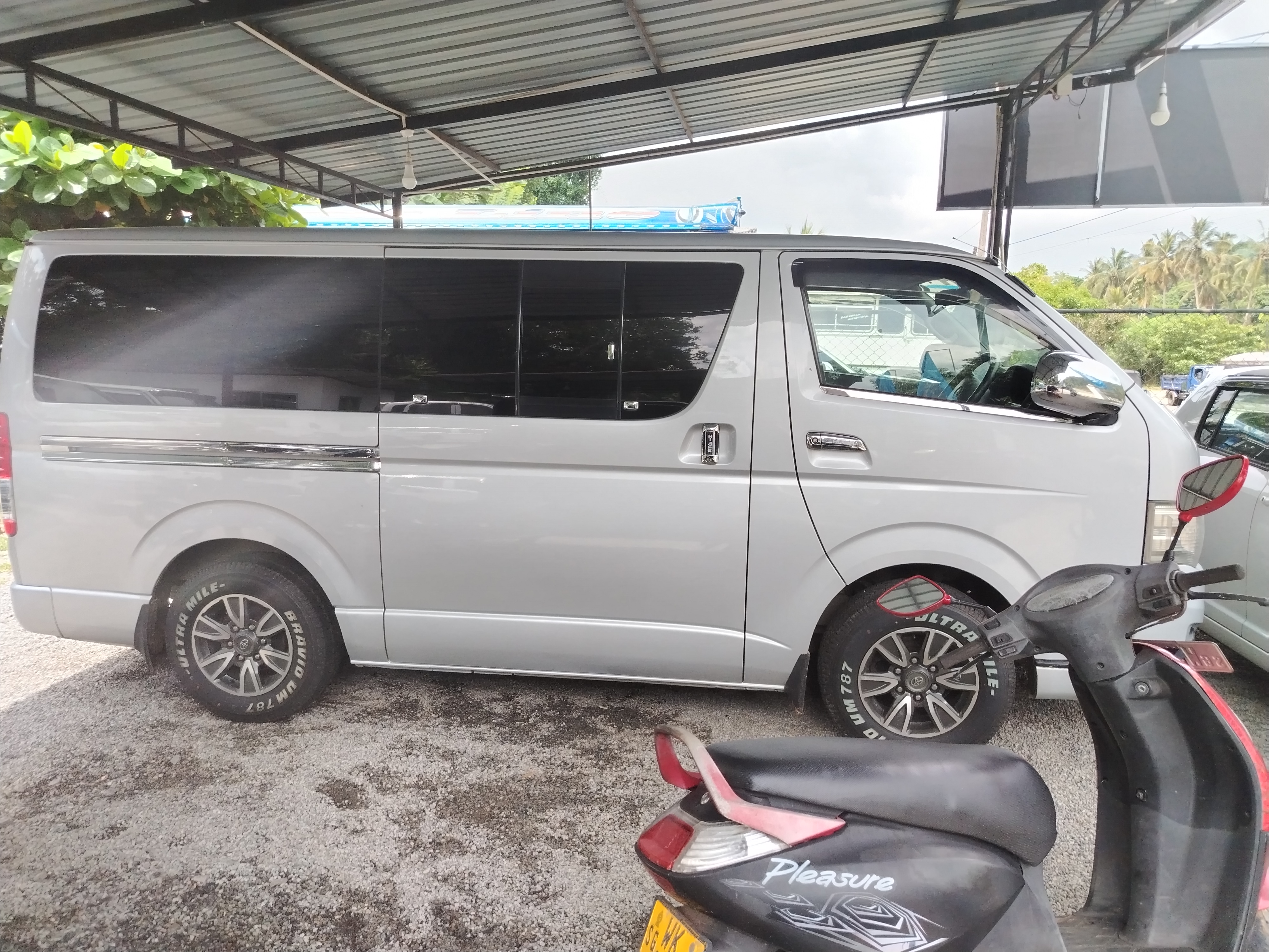 Toyota Hiace 2015 - භාවිතා කරන ලද වෑන් රථය sale in Sri Lanka - patpat.lk