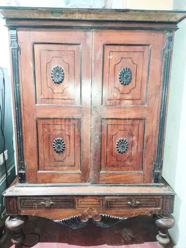 කළුවර ලීයෙන් කැටයම් කරන ලද කොස් අල්මාරිය