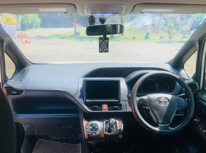 Toyota Voxy 2014 - பயன்படுத்தப்பட்டது வேன் sale in Sri Lanka - patpat.lk