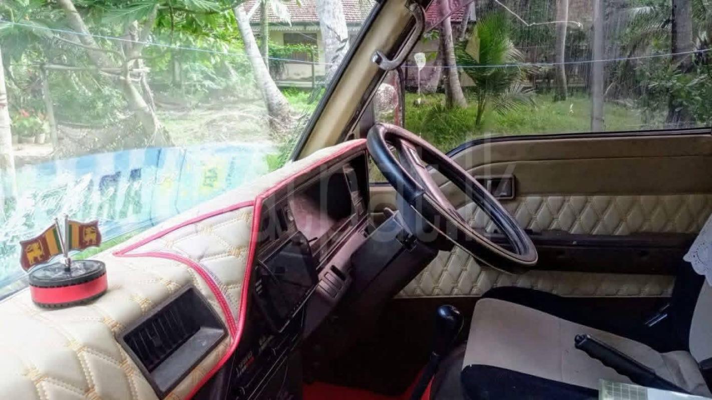 Nissan Caravan 1992 - பயன்படுத்தப்பட்டது வேன் sale in Sri Lanka - patpat.lk