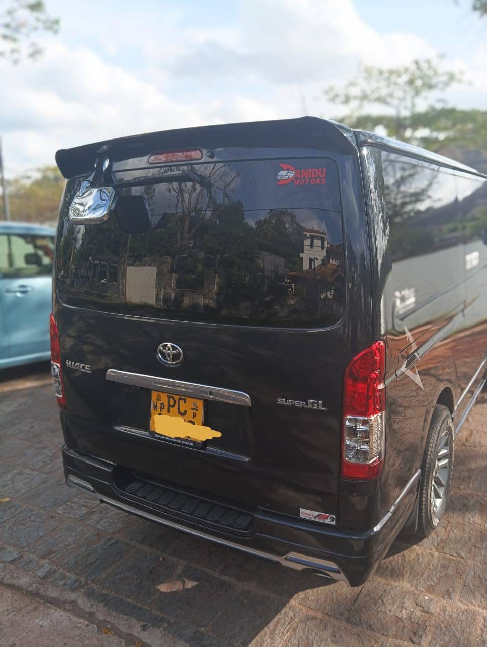 Toyota Hiace 2011 - பயன்படுத்தப்பட்டது வேன் sale in Sri Lanka - patpat.lk