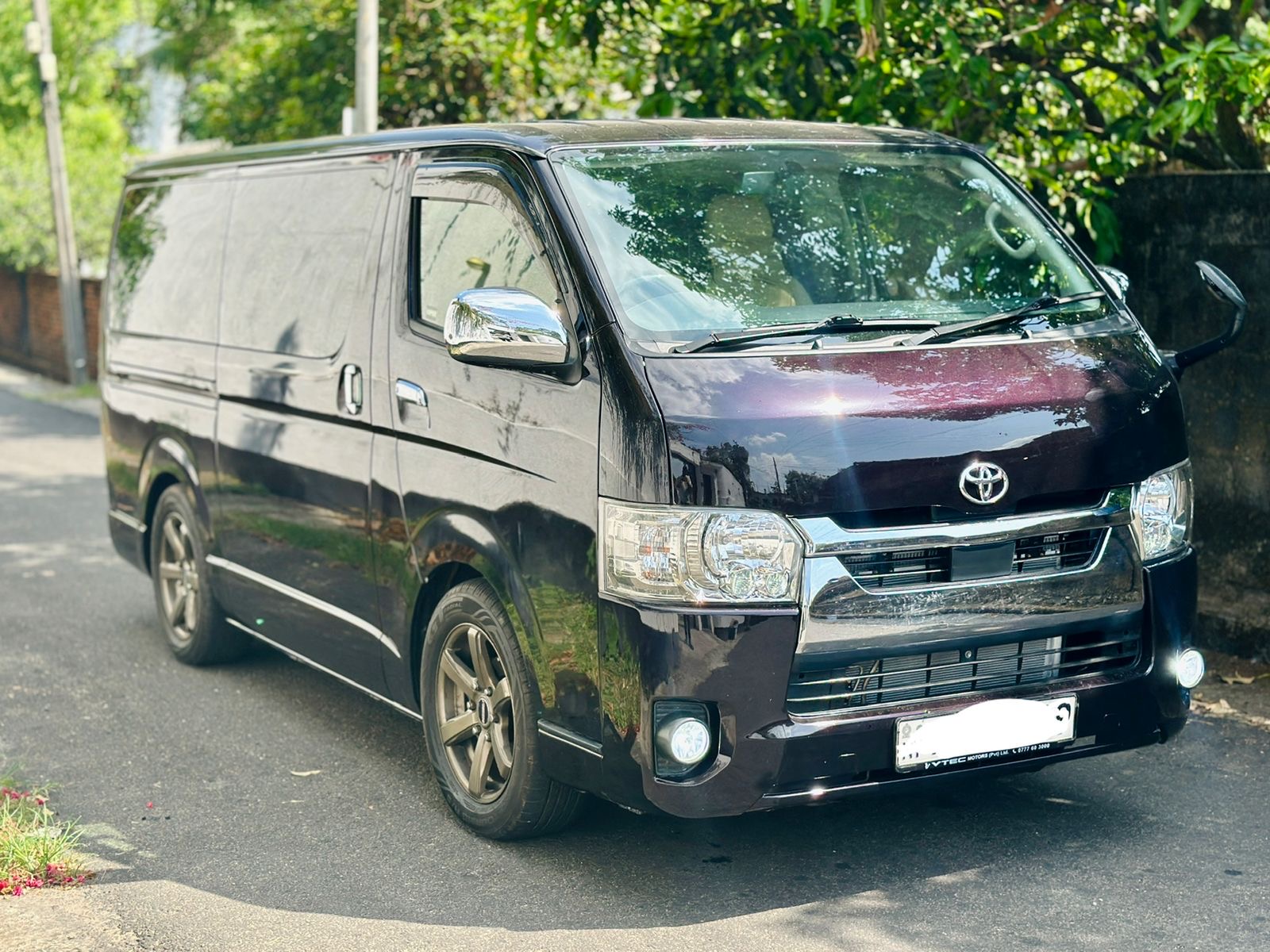 Toyota Hiace 2017 - භාවිතා කරන ලද වෑන් රථය sale in Sri Lanka - patpat.lk