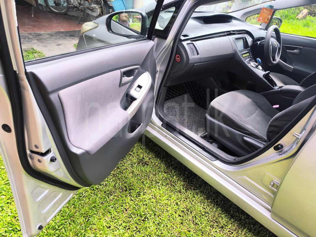 Toyota Prius 2011 - பயன்படுத்தப்பட்டது கார் sale in Sri Lanka - patpat.lk