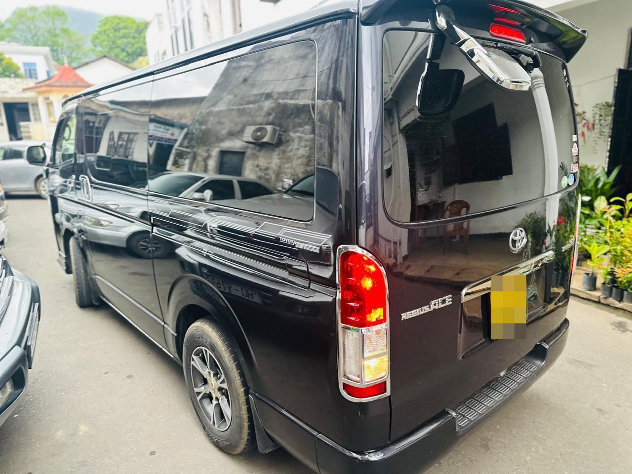 Toyota Hiace 2015 - பயன்படுத்தப்பட்டது வேன் sale in Sri Lanka - patpat.lk