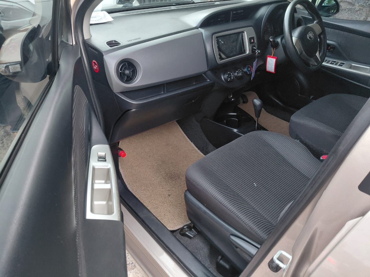 Toyota Vitz 2016 - பயன்படுத்தப்பட்டது கார் sale in Sri Lanka - patpat.lk