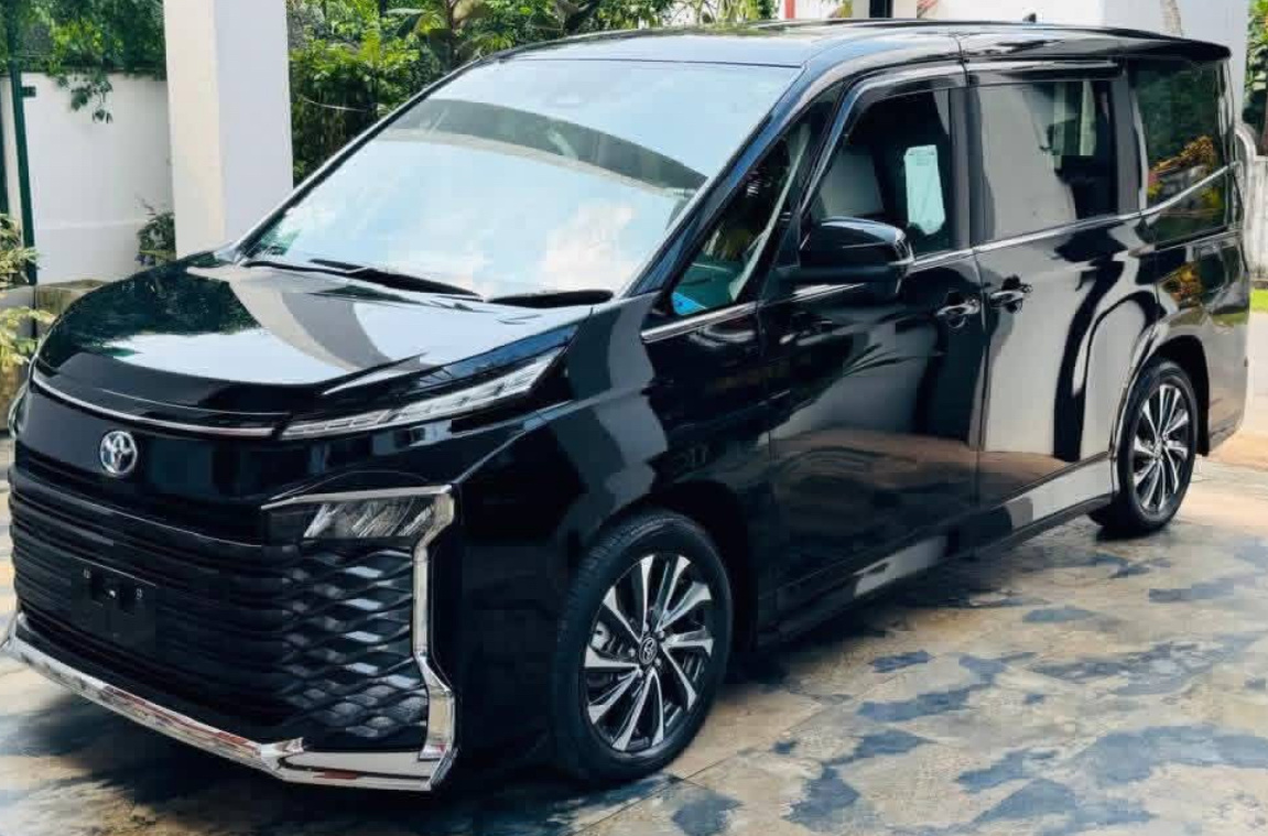 Toyota Voxy 2024 - சான்றளிக்கப்பட்டது வேன் sale in Sri Lanka - patpat.lk