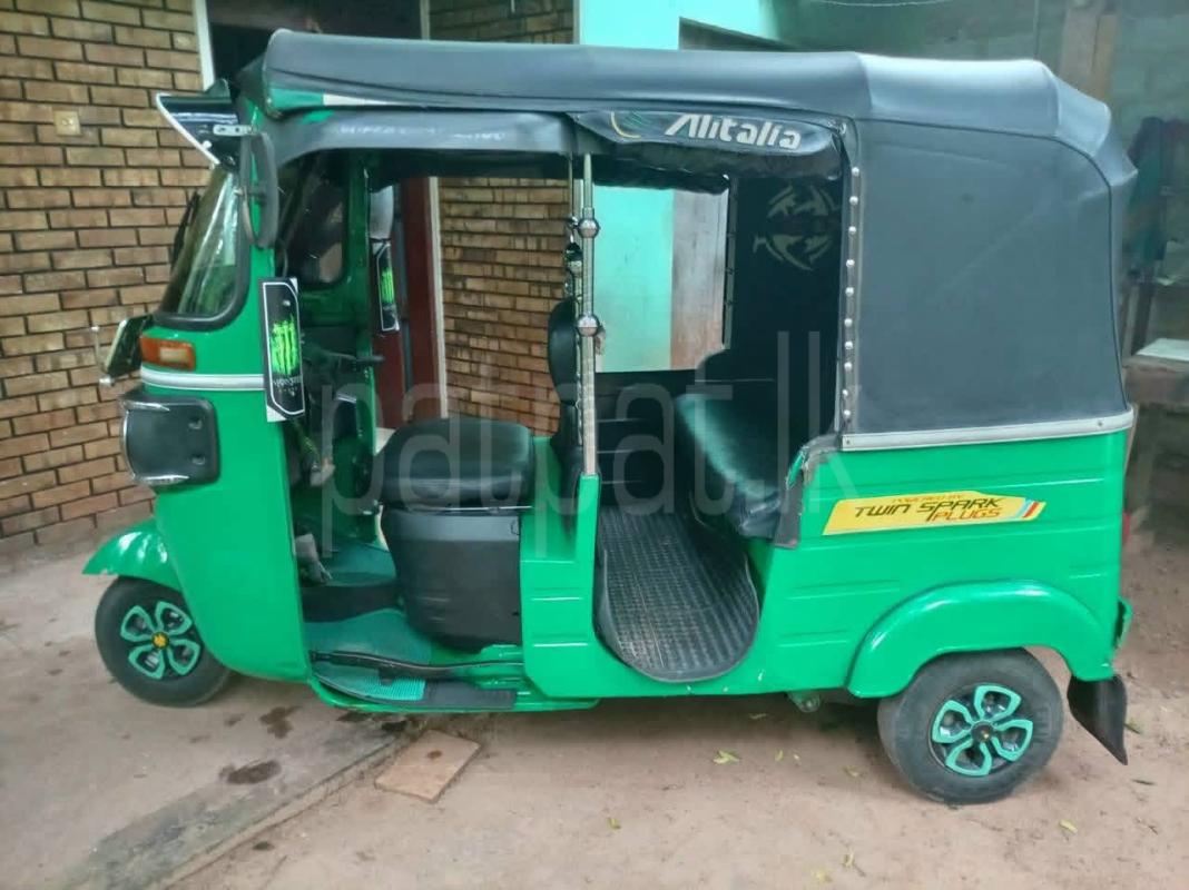 Bajaj Three Wheel 2015 - භාවිතා කරන ලද ත්‍රිරෝද රථය sale in Sri Lanka - patpat.lk