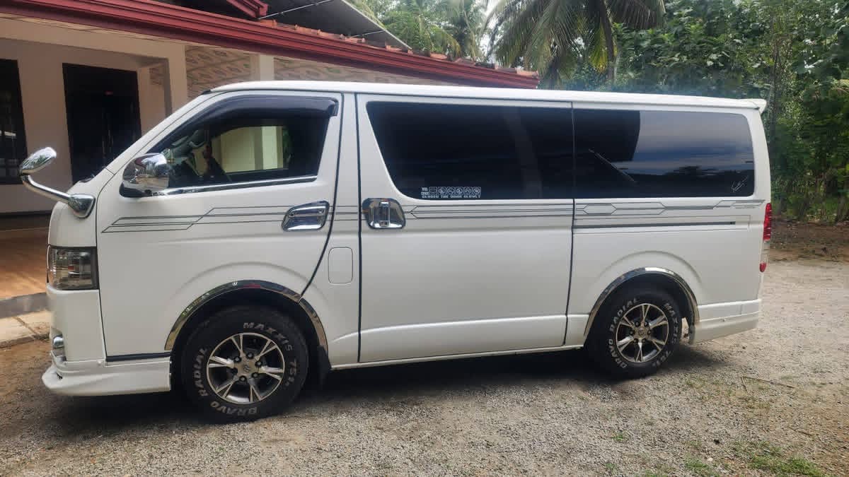 Toyota Super GL 2015 - பயன்படுத்தப்பட்டது வேன் sale in Sri Lanka - patpat.lk