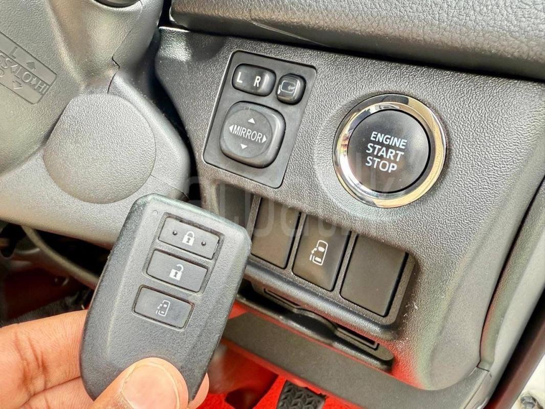 Toyota Hiace 2017 - பயன்படுத்தப்பட்டது வேன் sale in Sri Lanka - patpat.lk
