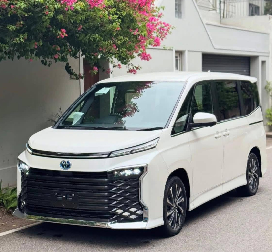 Toyota Voxy 2025 - சான்றளிக்கப்பட்டது வேன் sale in Sri Lanka - patpat.lk