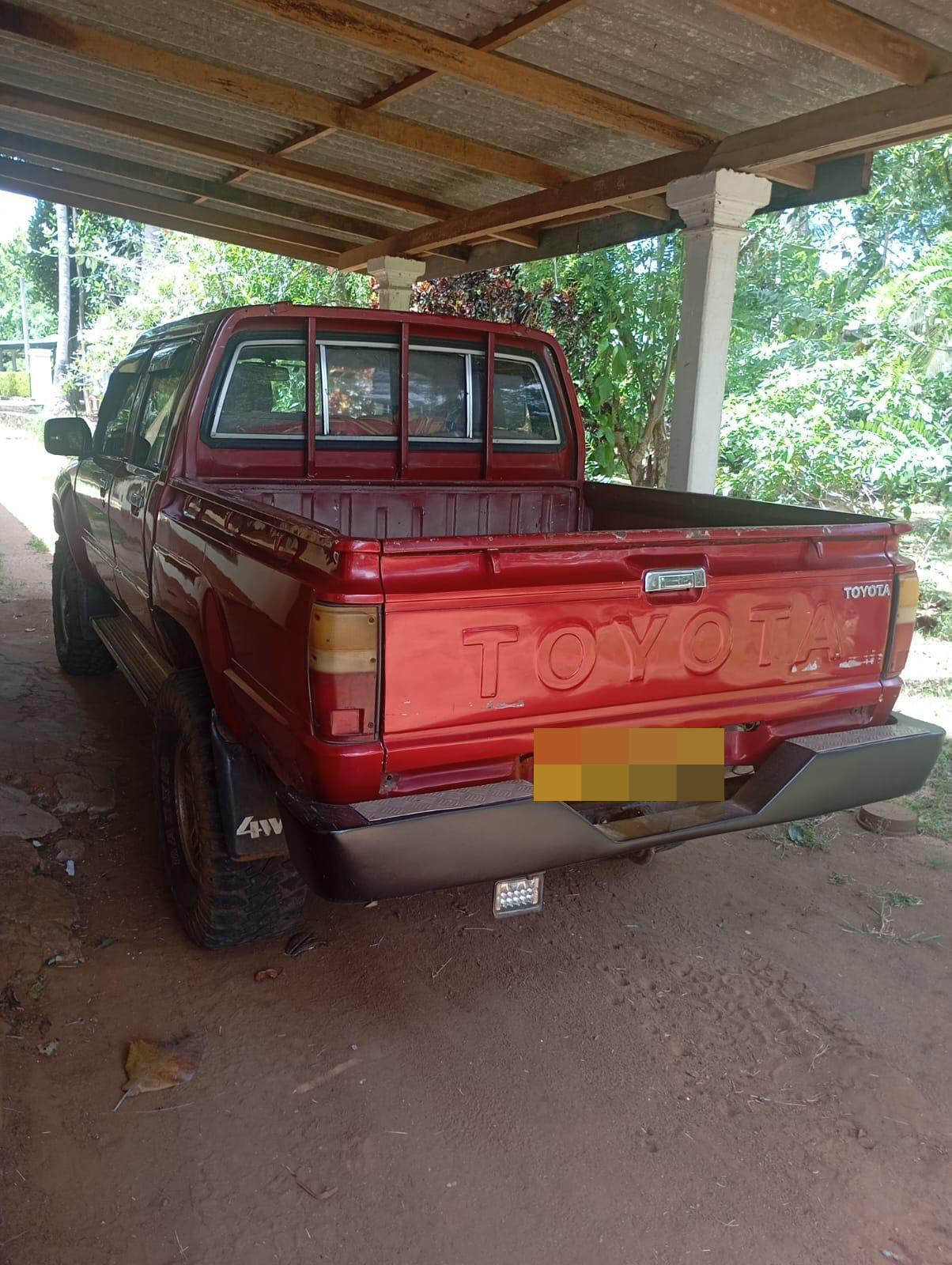 Toyota Hilux 1988 - භාවිතා කරන ලද භාණ්ඩ ප්‍රවාහන sale in Sri Lanka - patpat.lk