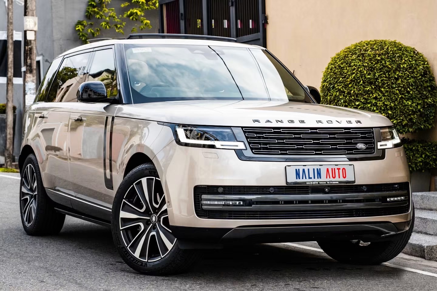 Land Rover Range Rover 2025 ads-image-1