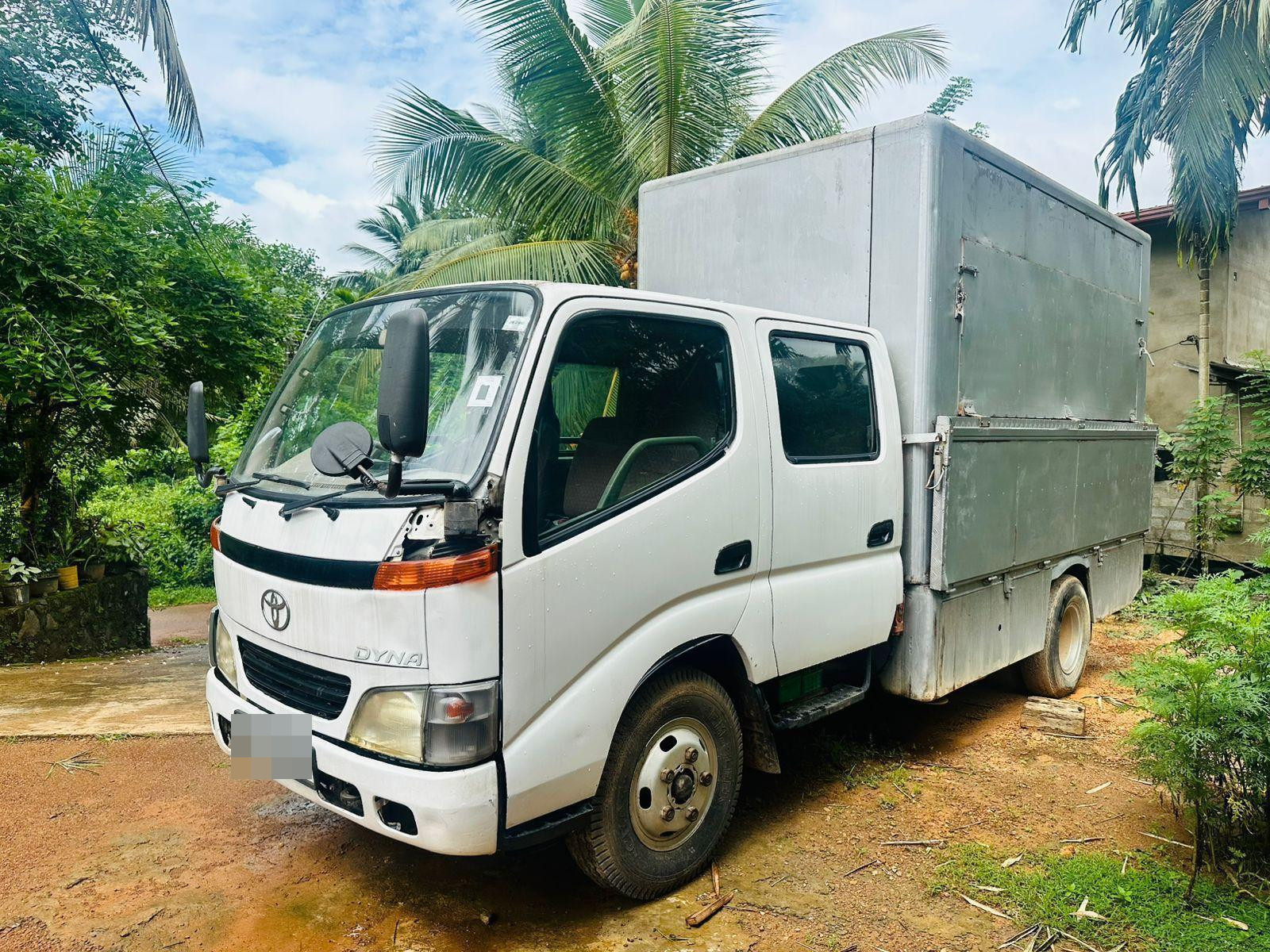 Toyota Dyna 2002 - பயன்படுத்தப்பட்டது டிரக் sale in Sri Lanka - patpat.lk