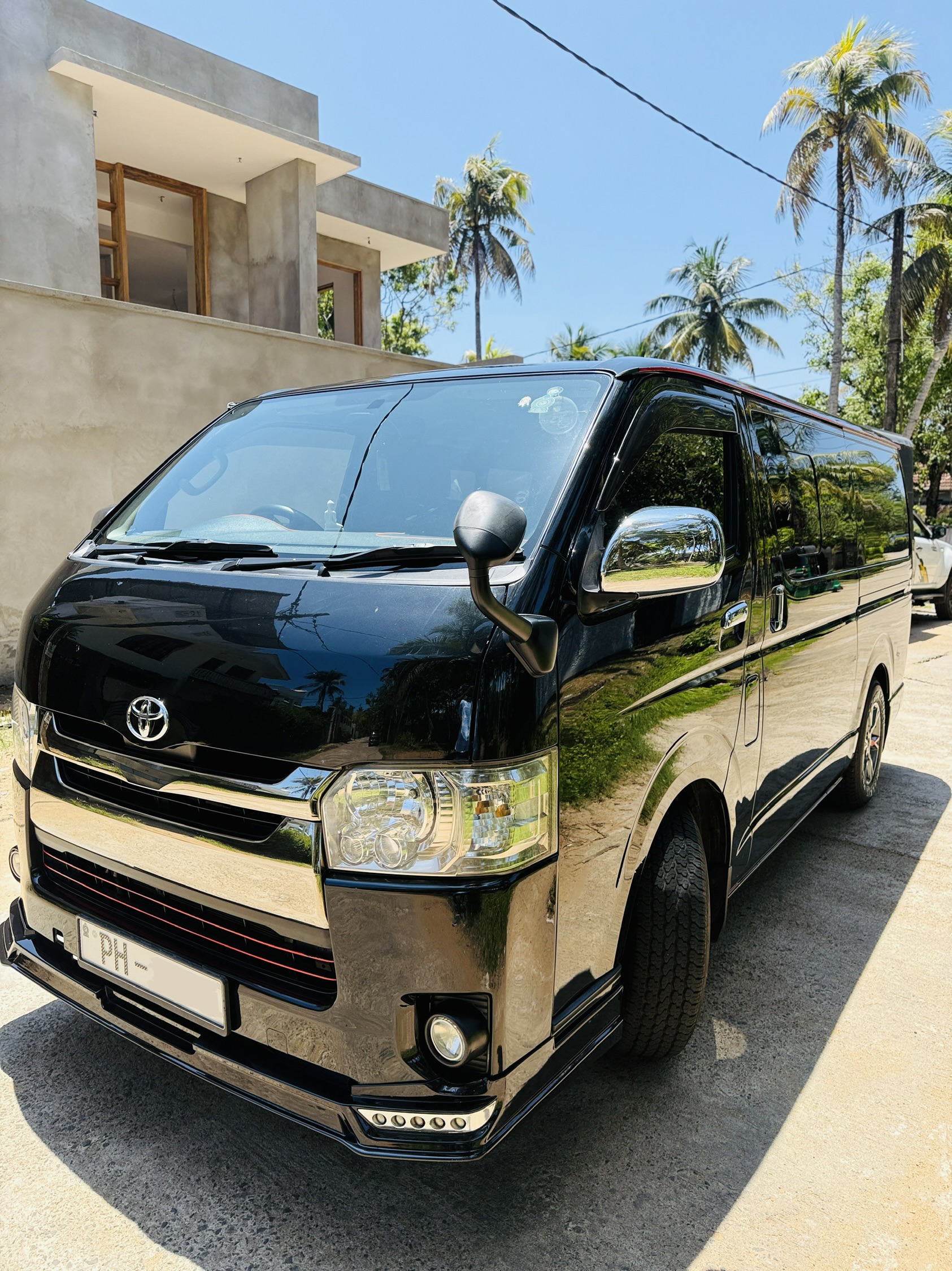 Toyota Hiace 2015 - භාවිතා කරන ලද වෑන් රථය sale in Sri Lanka - patpat.lk