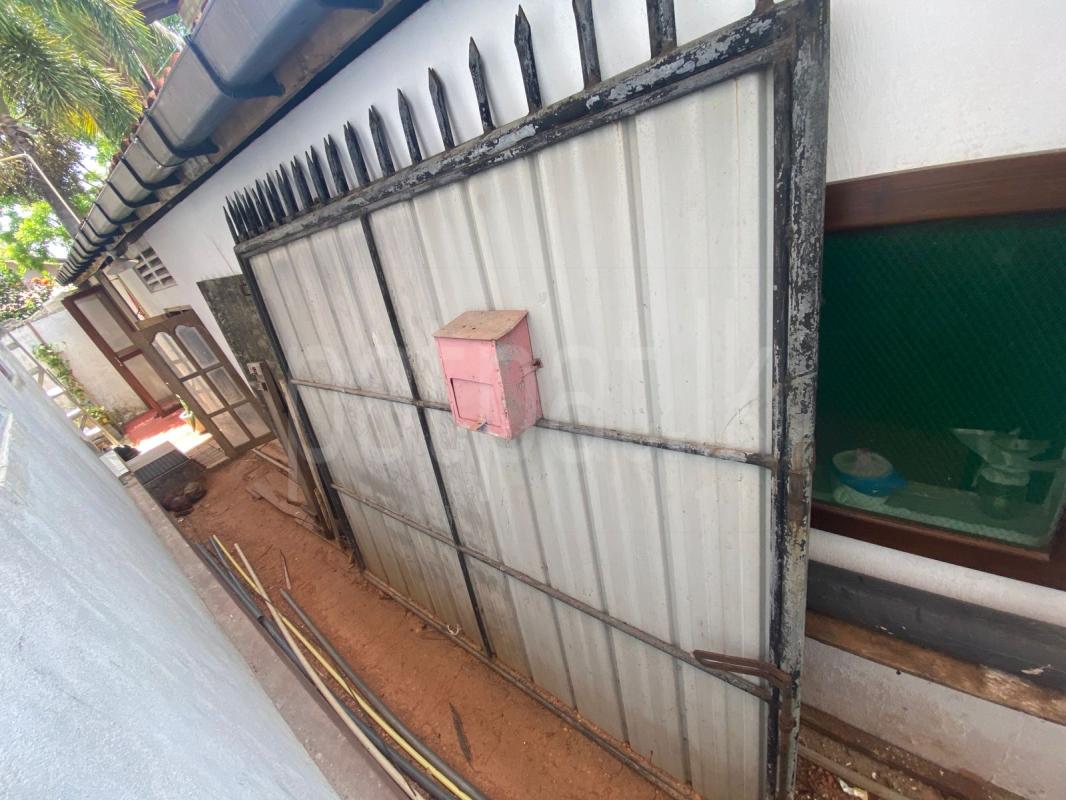 🚪 Heavy-Duty Galvanized Iron Gates for Sale – Good Condition