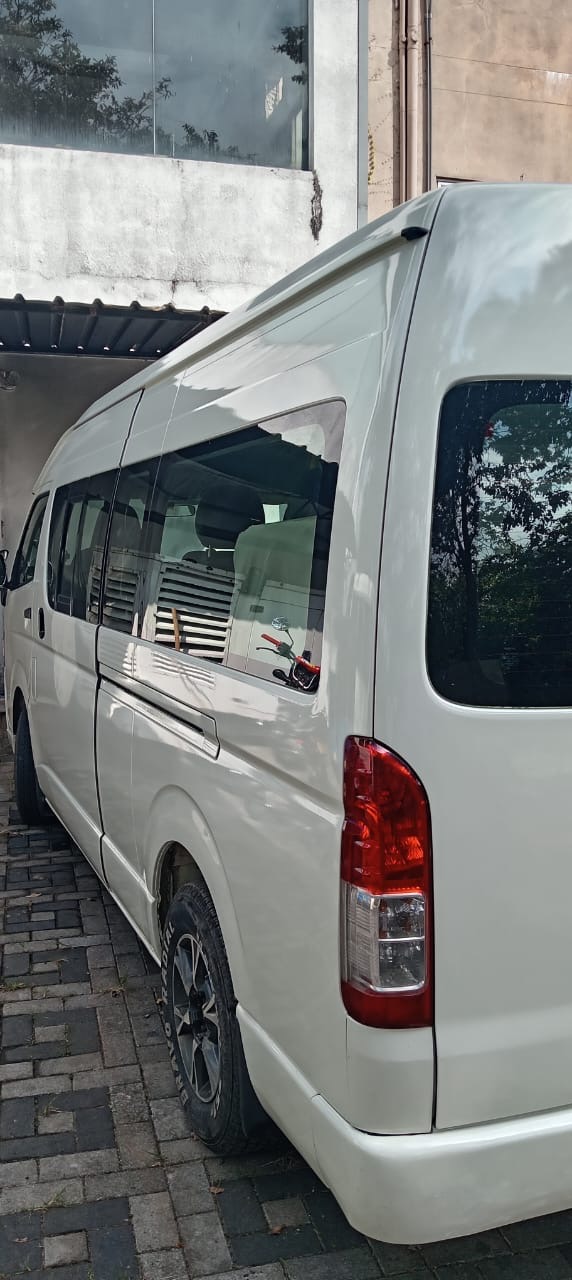 Toyota Hiace 2011 - භාවිතා කරන ලද වෑන් රථය sale in Sri Lanka - patpat.lk
