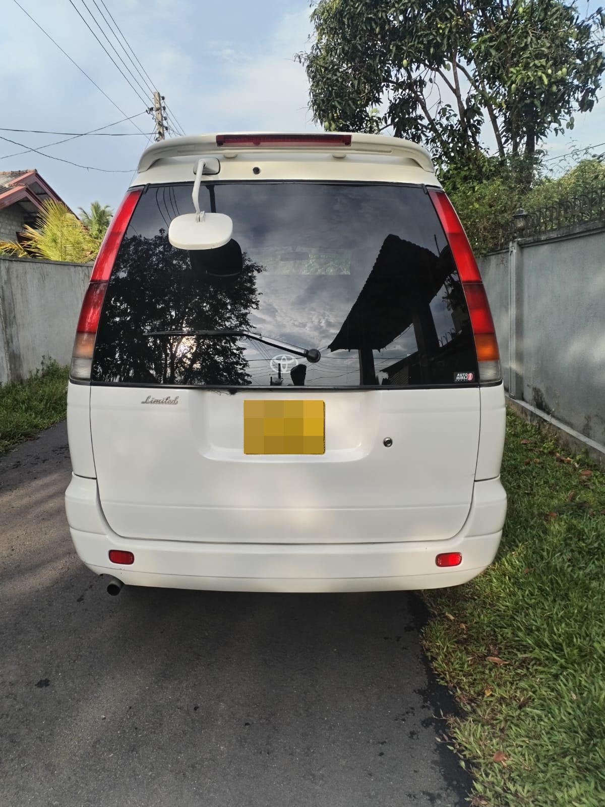 Toyota NOHA 2001 - பயன்படுத்தப்பட்டது வேன் sale in Sri Lanka - patpat.lk