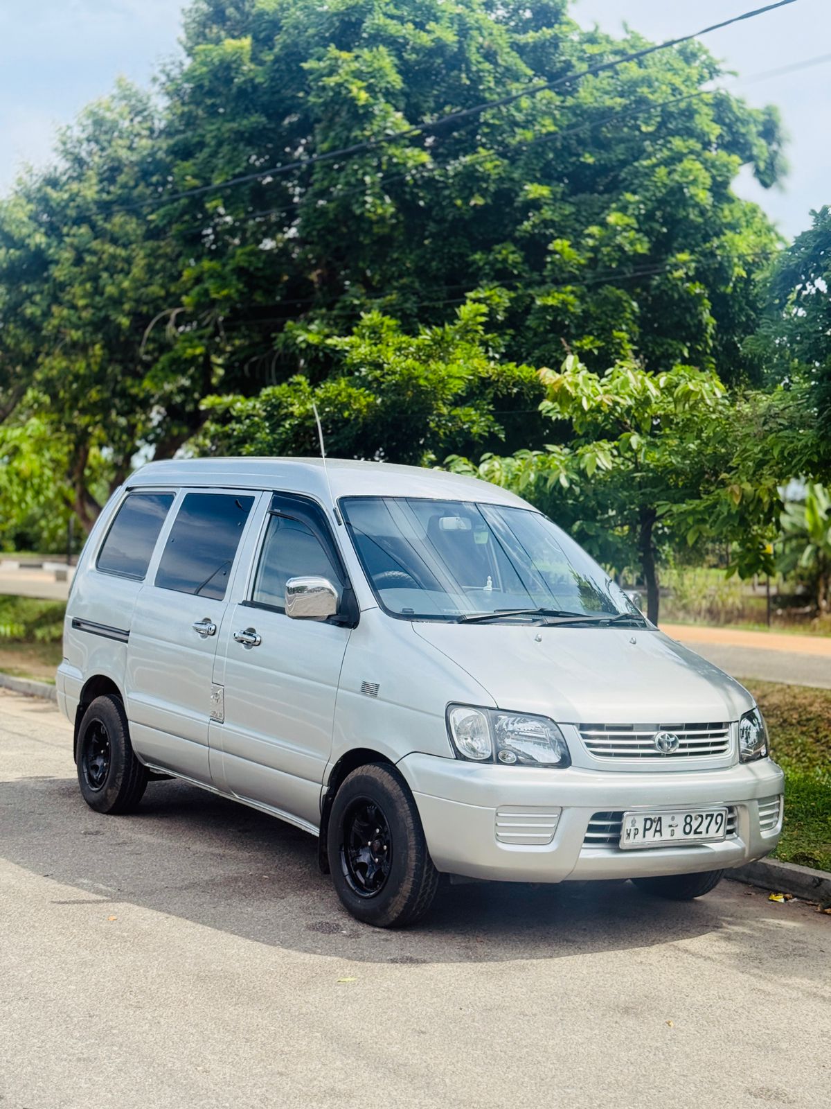 Toyota NOHA 2001 - பயன்படுத்தப்பட்டது வேன் sale in Sri Lanka - patpat.lk