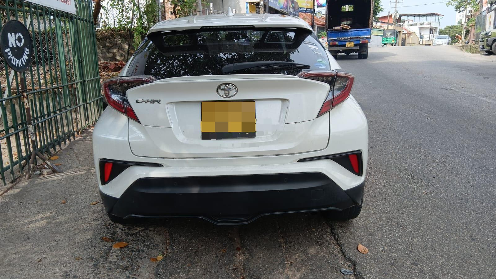 Toyota CHR 2017 - பயன்படுத்தப்பட்டது SUV sale in Sri Lanka - patpat.lk
