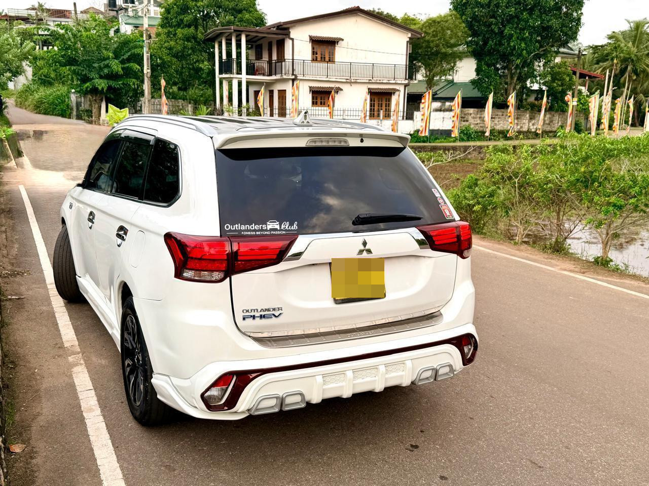 Mitsubishi Outlander 2015 - பயன்படுத்தப்பட்டது SUV sale in Sri Lanka - patpat.lk