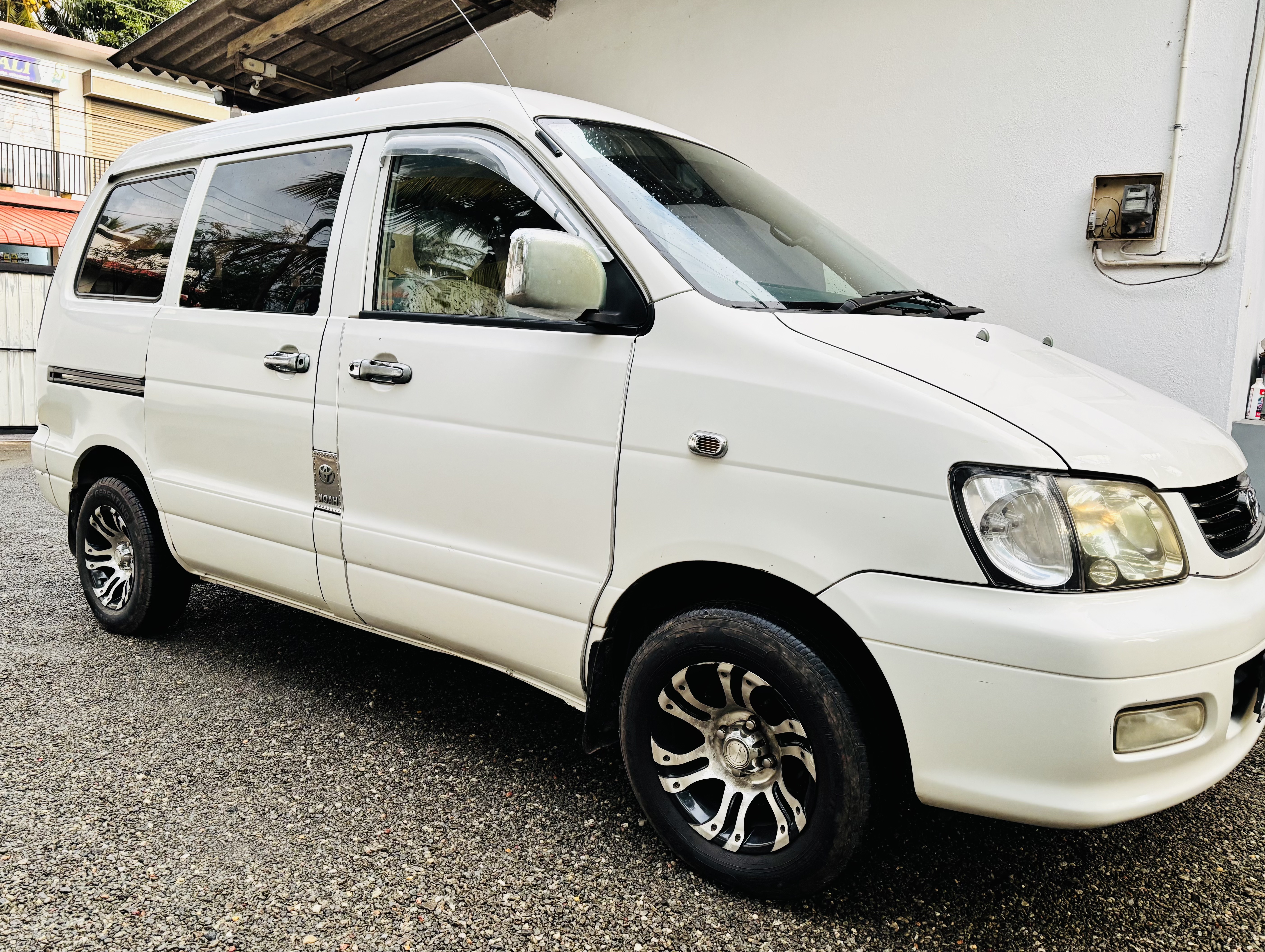 Toyota Noah 2001 - Used Van sale in Sri Lanka - patpat.lk