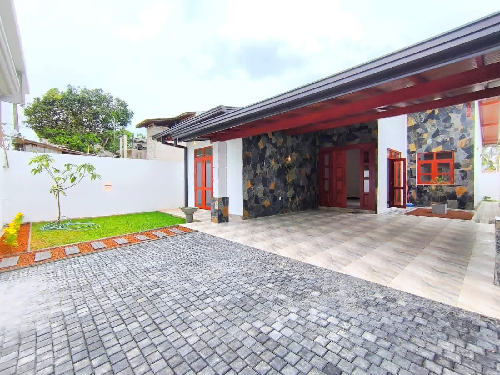 House for Sale in Athurugiriya ads-image-1