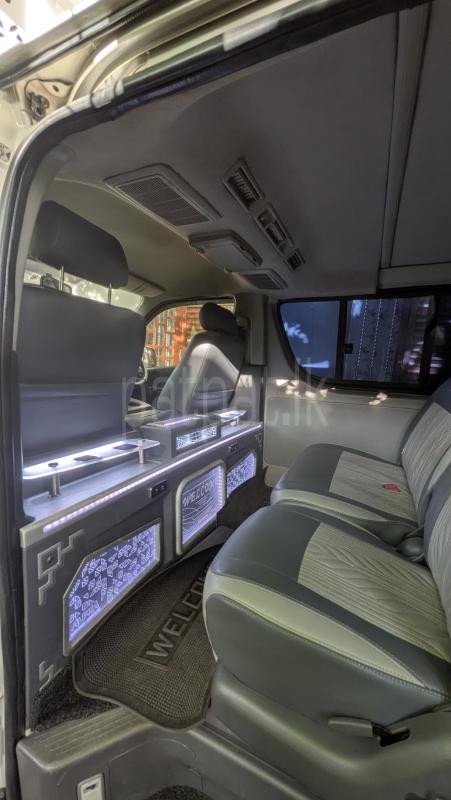 Toyota Hiace 2011 - பயன்படுத்தப்பட்டது வேன் sale in Sri Lanka - patpat.lk