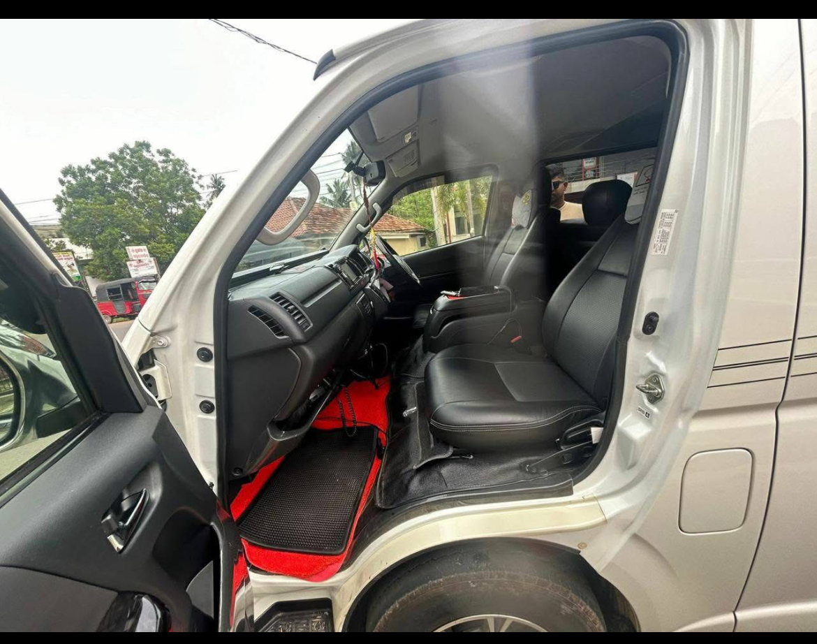 Toyota Hiace 2017 - பயன்படுத்தப்பட்டது வேன் sale in Sri Lanka - patpat.lk
