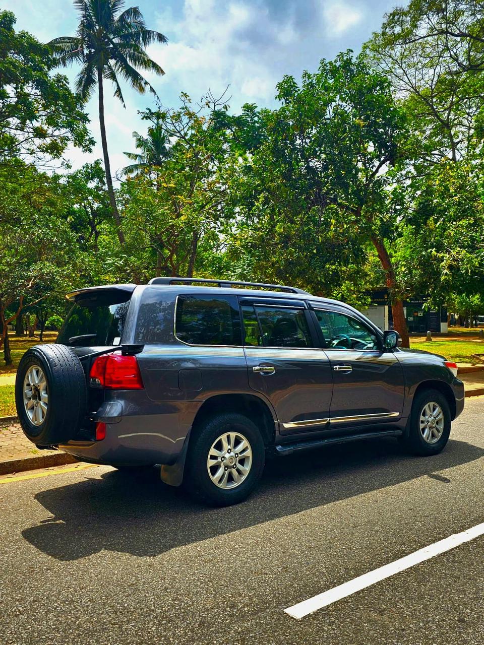 Toyota Land Cruiser 2013 - භාවිතා කරන ලද SUV රථය sale in Sri Lanka - patpat.lk