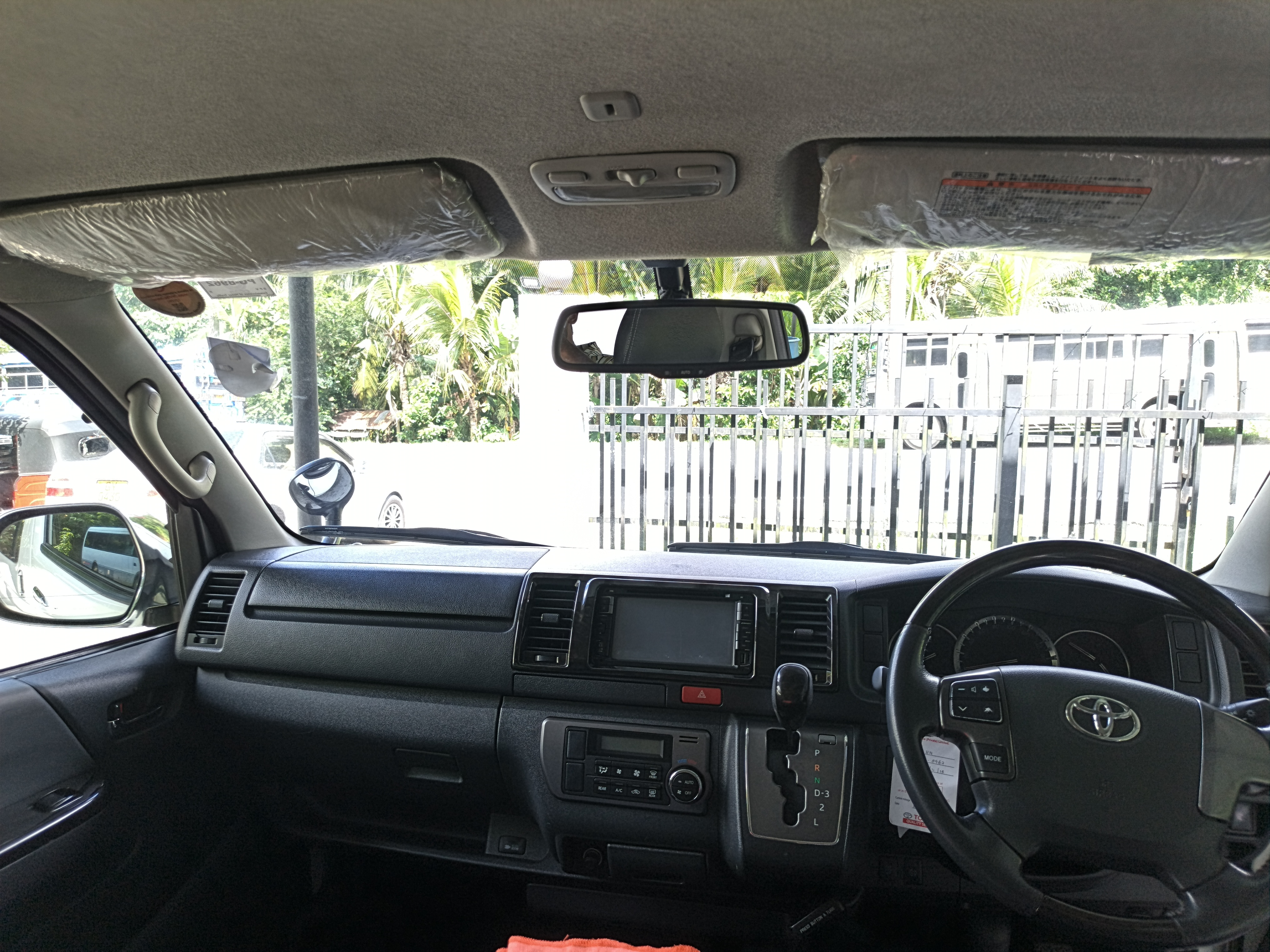 Toyota Hiace 2015 - பயன்படுத்தப்பட்டது வேன் sale in Sri Lanka - patpat.lk