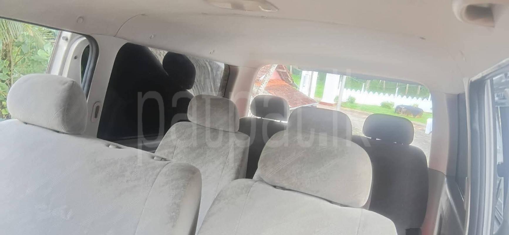 Toyota Hiace 2004 - பயன்படுத்தப்பட்டது வேன் sale in Sri Lanka - patpat.lk