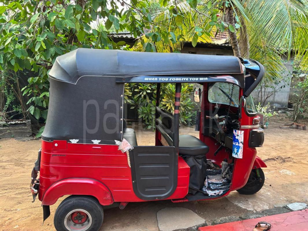Bajaj Three Wheel 2015 - பயன்படுத்தப்பட்டது முச்சக்கர வண்டி sale in Sri Lanka - patpat.lk