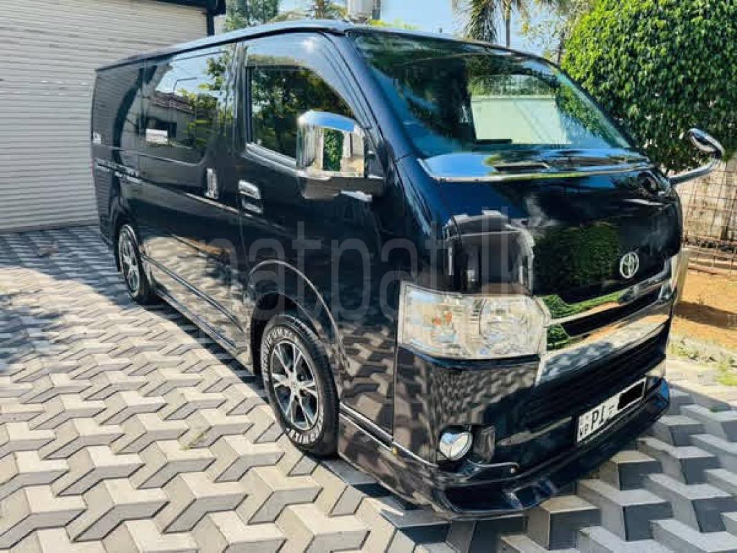 Toyota Hiace 2016 - භාවිතා කරන ලද වෑන් රථය sale in Sri Lanka - patpat.lk