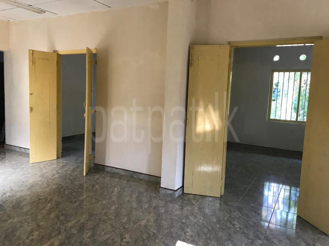 House for Rent in Makola ads-image-1