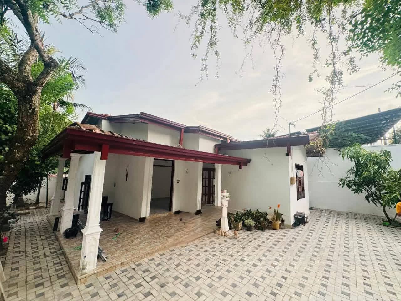 House for Sale in Athurugiriya