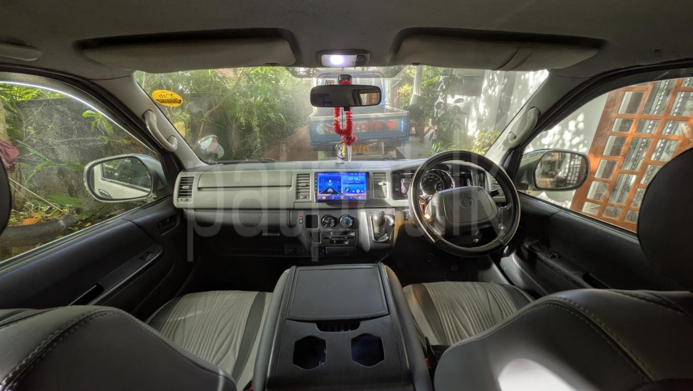 Toyota Hiace 2011 - பயன்படுத்தப்பட்டது வேன் sale in Sri Lanka - patpat.lk