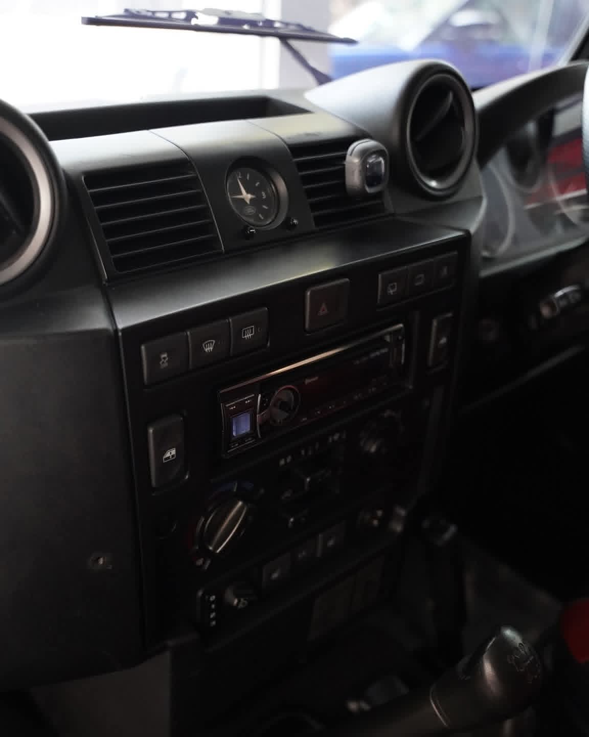 Land Rover Defender 2016 - භාවිතා කරන ලද SUV රථය sale in Sri Lanka - patpat.lk