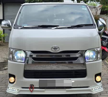 Toyota Hiace 2015 - භාවිතා කරන ලද වෑන් රථය sale in Sri Lanka - patpat.lk