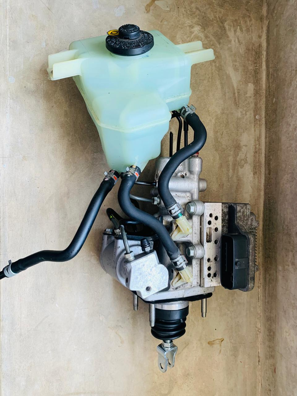 TOYOTA AQUA ABS UNIT