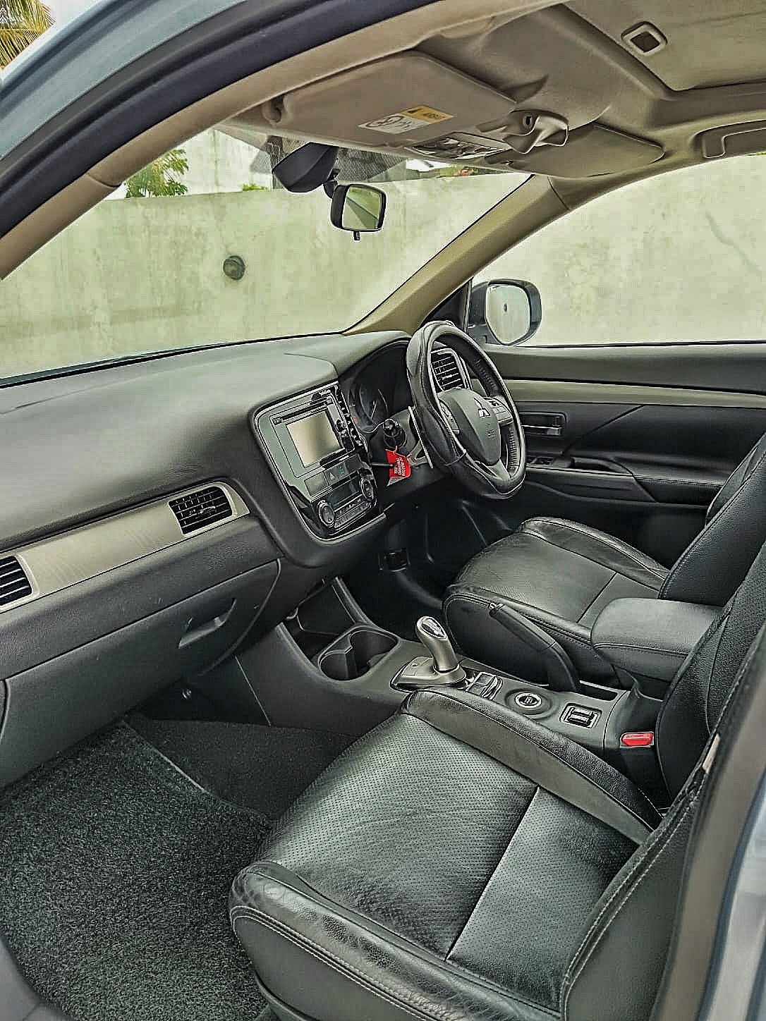 Mitsubishi Outlander 2015 - භාවිතා කරන ලද SUV රථය sale in Sri Lanka - patpat.lk