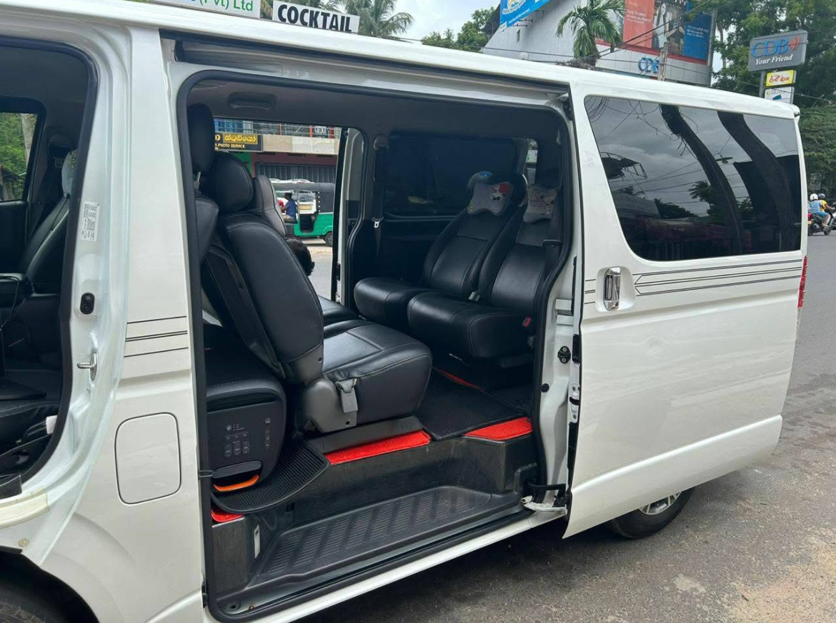 Toyota Hiace 2017 - பயன்படுத்தப்பட்டது வேன் sale in Sri Lanka - patpat.lk