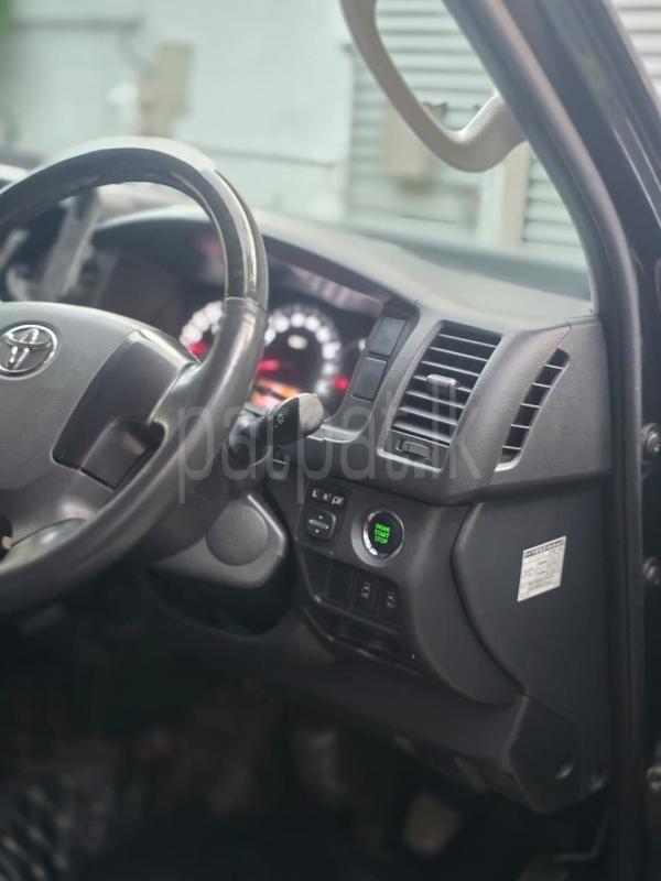 Toyota Hiace 2016 - பயன்படுத்தப்பட்டது வேன் sale in Sri Lanka - patpat.lk