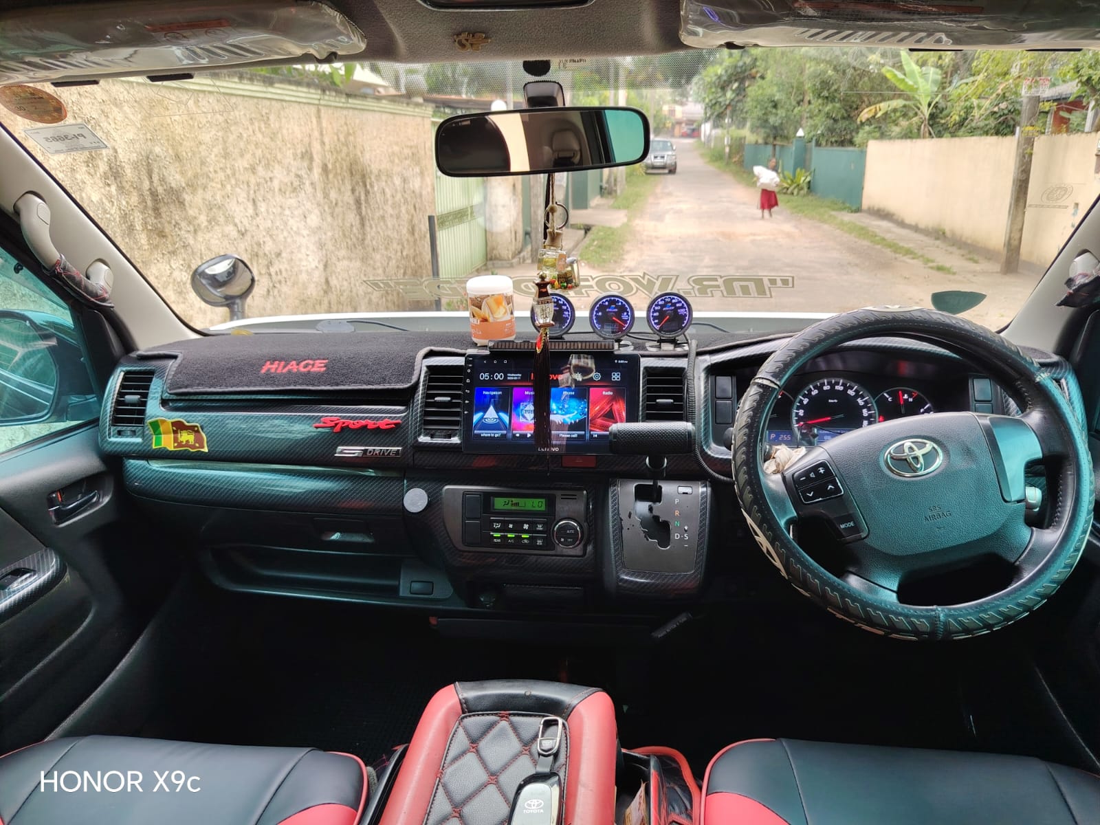Toyota Hiace 2017 - பயன்படுத்தப்பட்டது வேன் sale in Sri Lanka - patpat.lk