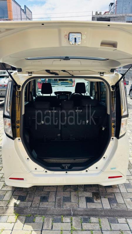 Toyota Roomy 2023 - மறுசீரமைக்கப்பட்டது வேன் sale in Sri Lanka - patpat.lk