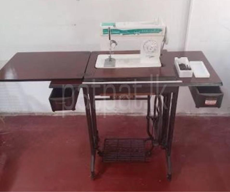 Singer zig zag sewing machine with motar